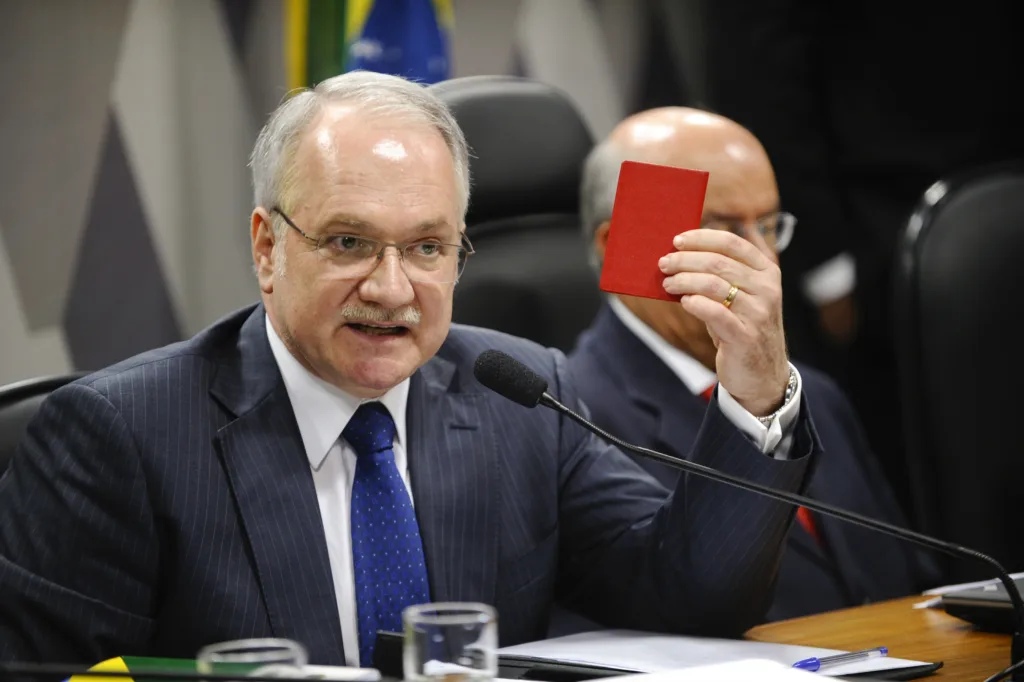 Sala de comissões do Senado Federal durante reunião da Comissão de Constituição, Justiça e Cidadania (CCJ). Comissão analisa indicação de Luiz Edson Fachin para exercer o cargo de Ministro do Supremo Tribunal Federal (STF) na vaga decorrente da aposentadoria do ministro Joaquim Benedito Barbosa Gomes. Mesa (E/D): advogado Luiz Edson Fachin; vice-presidente da CCJ, senador […]