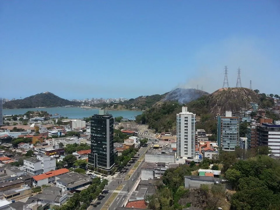 Incêndio assusta moradores do Morro Jaburuna, em Vila Velha