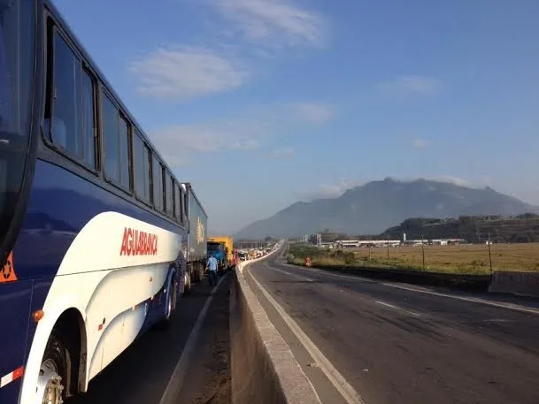 Famílias retiradas de terreno bloqueiam Rodovia do Contorno em protesto contra desocupação