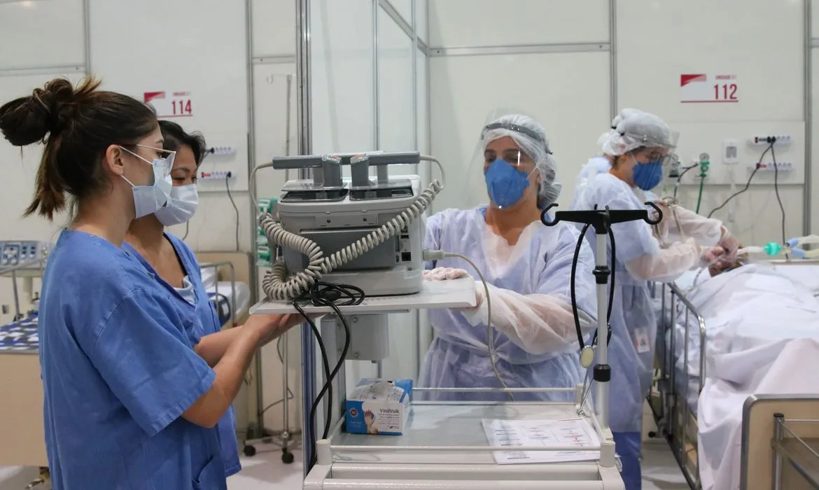 Médicos fazem treinamento no hospital de campanha para tratamento de covid-19 do Complexo Esportivo do Ibirapuera.