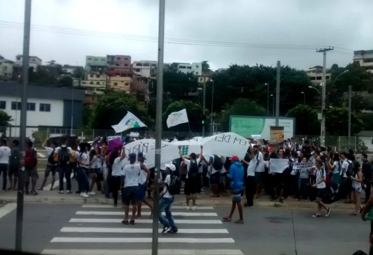 Estudantes realizam manifestação e trânsito fica complicado em Cariacica