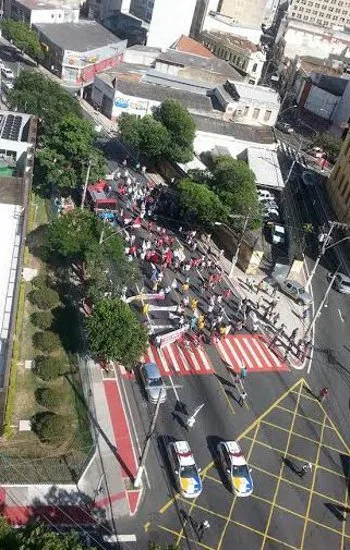 Manifestantes passam pela Curva do Saldanha em direção à Reta da Penha