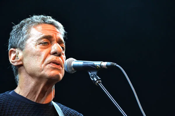 Chico Buarque desautoriza emissora a usar sua música em programa