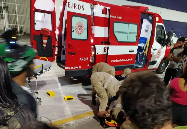 VÍDEO | Motociclista empina moto e sofre grave acidente no Sambão do Povo, em Vitória