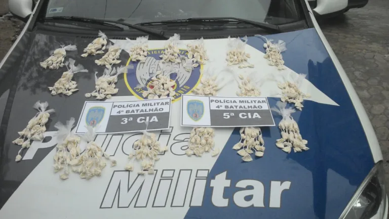 Arma de fabricação tcheca, cocaína enterrada e jovens presos em Vila Velha