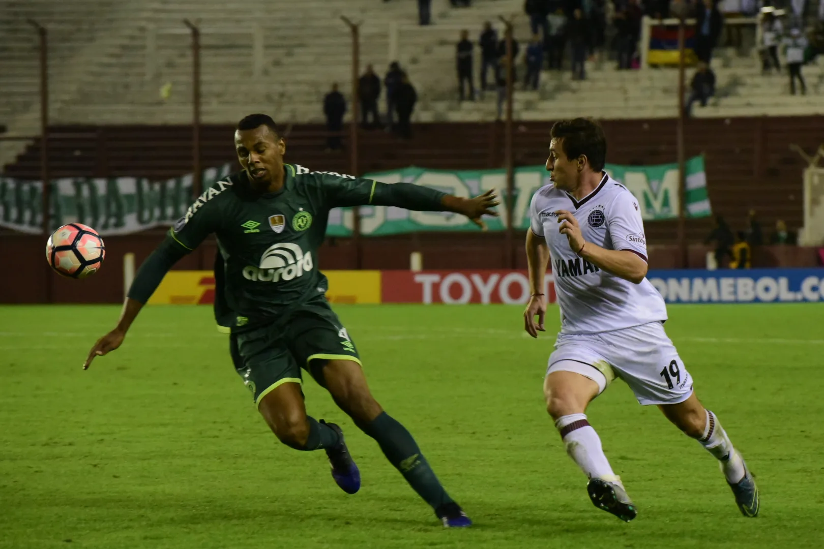 Chapecoense vence Lanús na Argentina e fica perto da vaga na Libertadores