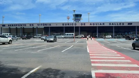 Taxistas fecham entrada do aeroporto de Vitória em protesto contra a Uber