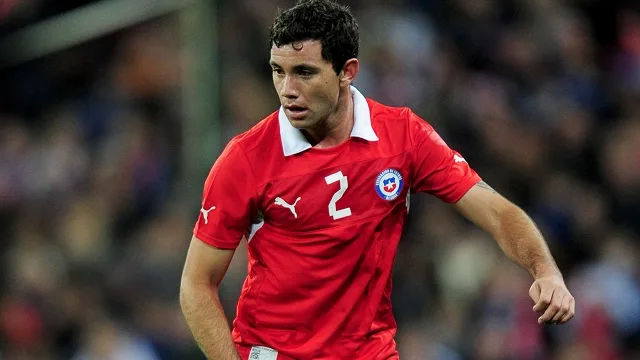 LONDON, ENGLAND – NOVEMBER 15: Eugenio Mena of Chile in action during the international friendly match between England and Chile at Wembley Stadium on November 15, 2013 in London, England. (Photo by Shaun Botterill/Getty Images)