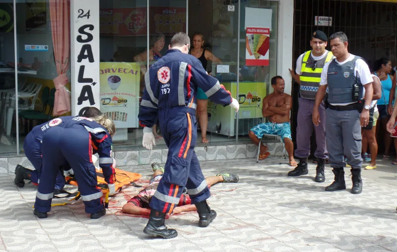 Suspeito de roubo é esfaqueado após tentar assaltar sorveteria em Guarapari