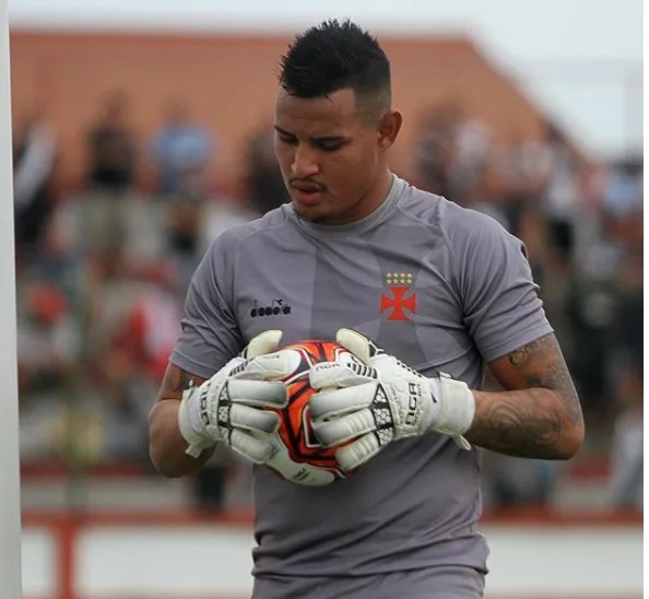 Goleiro Gabriel Félix comemora chance de defender Vasco em 1º clássico