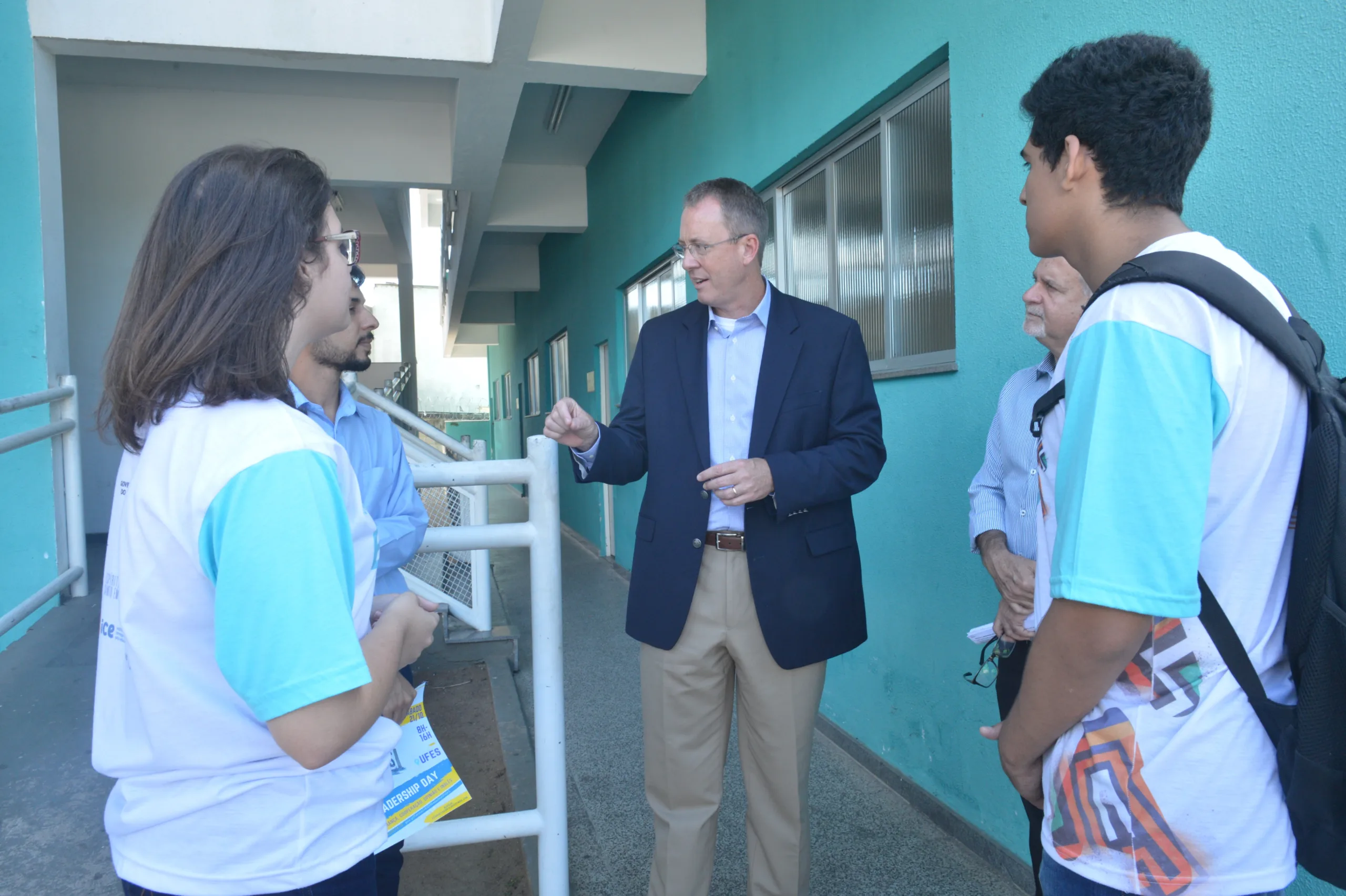 Consul dos EUA visita escola de São Pedro, em Vitória