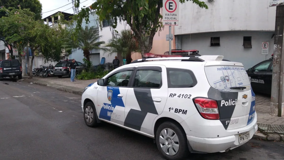 Casal de amigos é detido com pistola em boate de Vitória