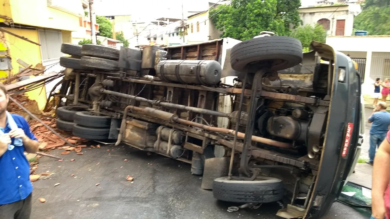 Caminhão com mais de 12 toneladas de fios tomba e atinge casa ao subir ladeira em Cariacica