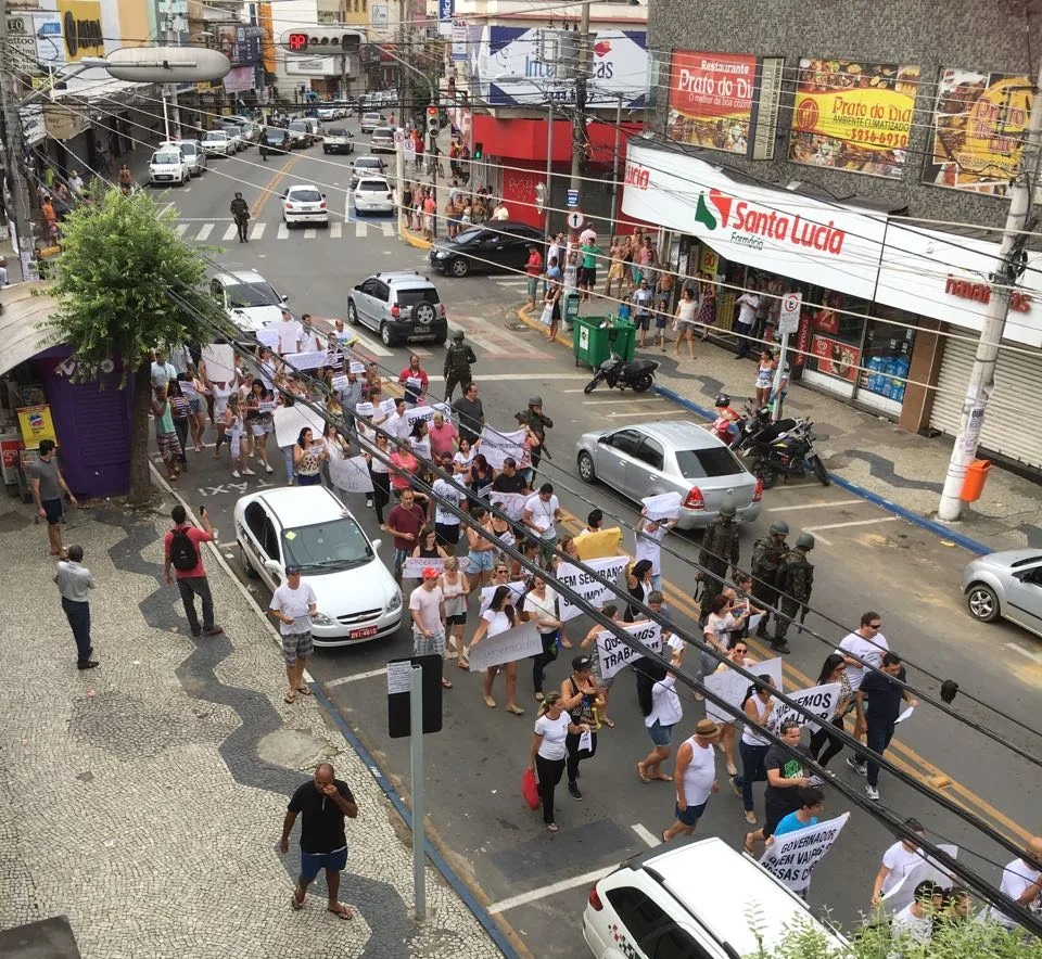 Há três dias sem trabalhar, comerciantes fazem manifestação em Cariacica