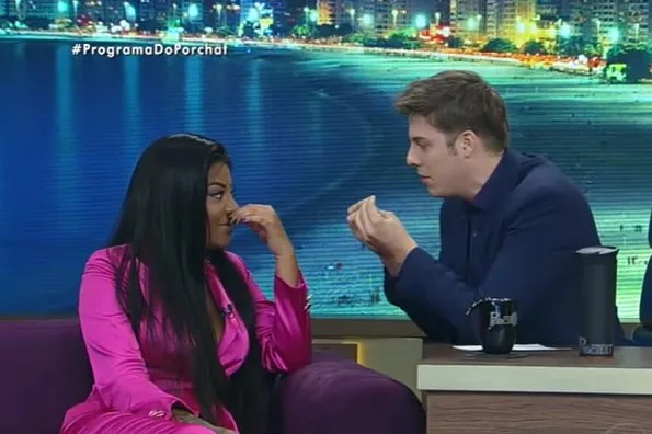 Ludmilla 'sofre' para dar entrevista a Porchat após cirurgias plásticas