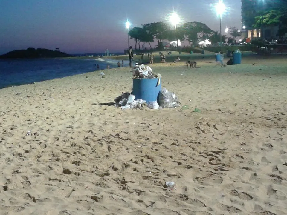 Banhistas reclamam de excesso de lixo e entulhos nas areias da Praia da Costa, em Vila Velha