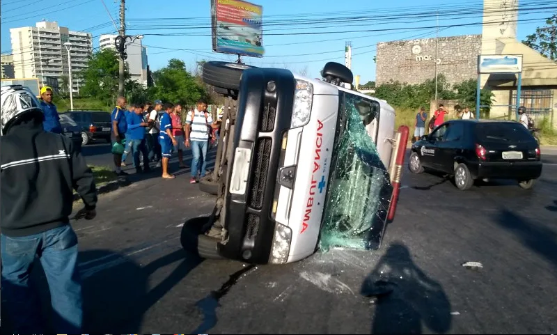 Rapaz baleado durante assalto é socorrido e ambulância se envolve em acidente na Serra