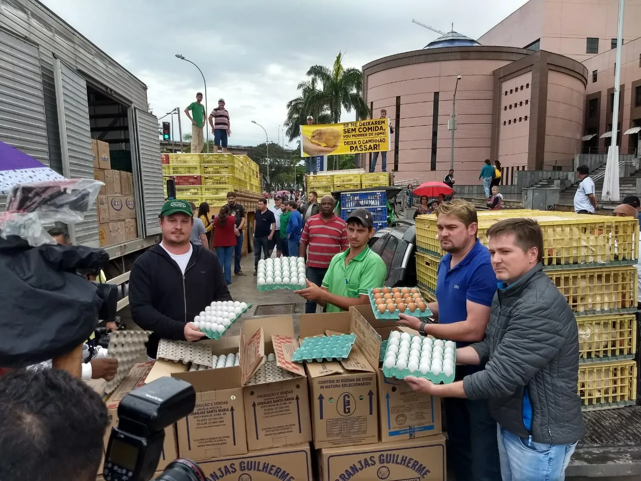 Avicultores doam galinhas e ovos em Vitória em protesto por falta de ração