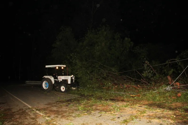 Temporal causa estragos, deixa ruas alagadas e três feridos no interior do ES