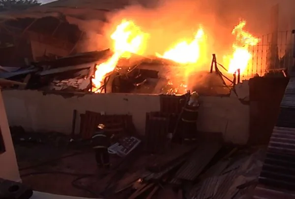 Incêndio destrói galpão comercial e assusta moradores em Vila Velha