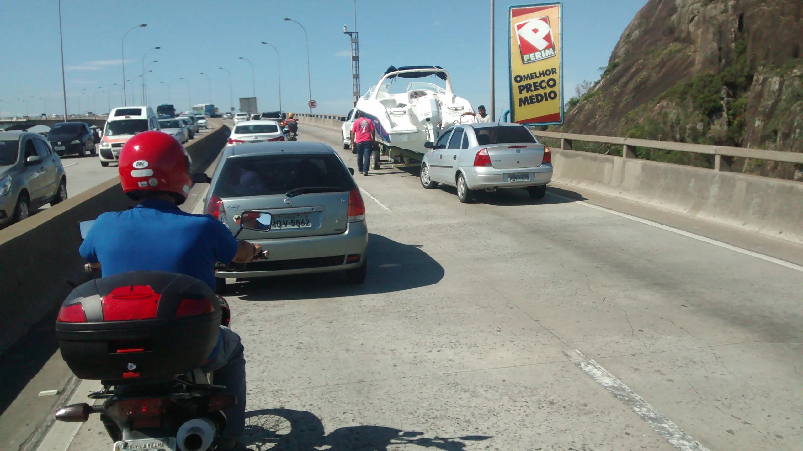 Lancha “encalha” e tumultua trânsito na Terceira Ponte