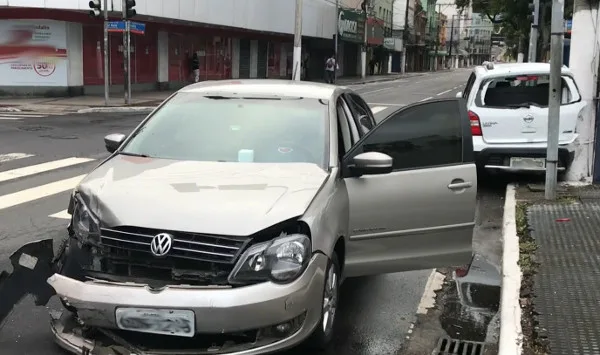 Motorista perde controle da direção e atinge carro e poste no Centro de Vitória