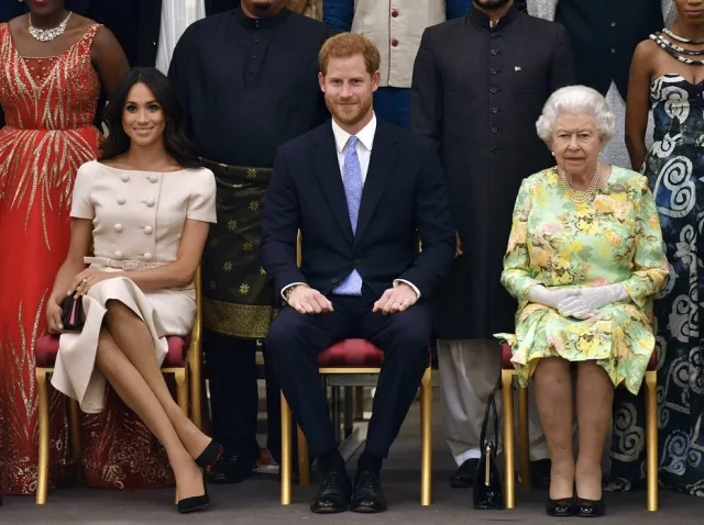 Príncipe Harry teria gritado com a Rainha Elizabeth II por causa da tiara de casamento de Meghan Markle