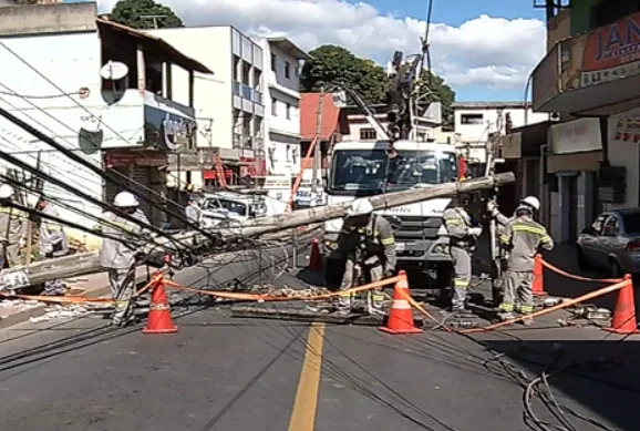 Poste de luz cai durante manutenção em avenida de Cariacica