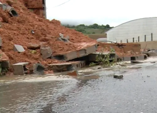 Por conta da chuva, parte de muro cai e causa transtornos em Cariacica