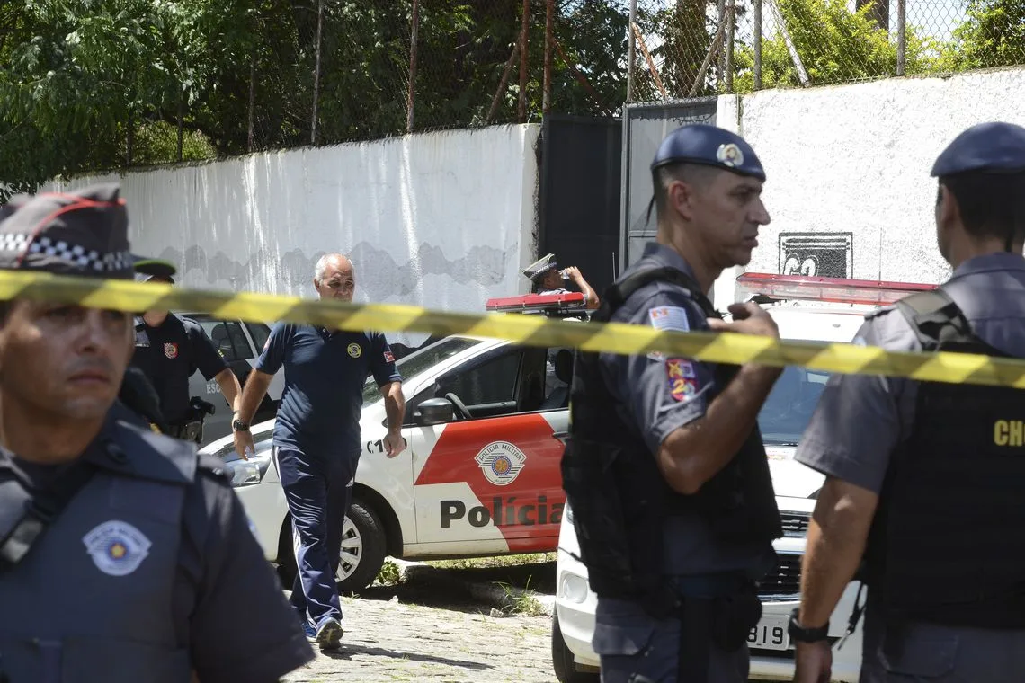 Tiroteio na Escola Estadual Professor Raul Brasil, em Suzano, a 57 quilômetros de São Paulo, deixou mortos e feridos. Segundo a Polícia Militar, dois jovens armados e encapuzados invadiram o colégio e disparam contra os alunos.