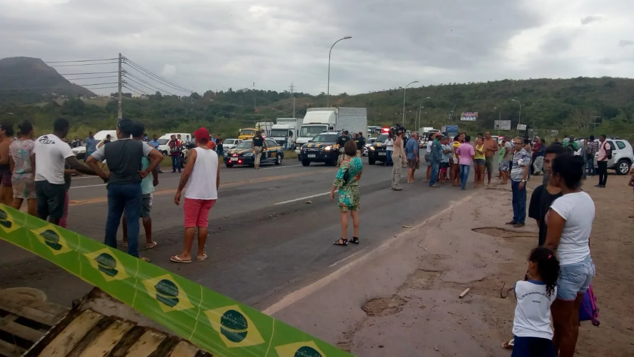 Moradores interditam BR 101 em protesto contra reintegração de posse na Serra