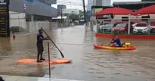 Barcos, botes e pranchas tomam conta das ruas da Grande Vitória