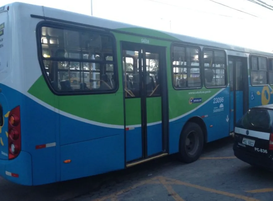 Assaltantes roubam celulares e carteiras e desejam “bom trabalho” a passageiros de ônibus na Serra