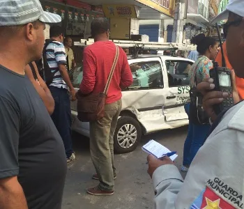 Carro bate em caminhão e vai parar na calçada no Centro de Vitória