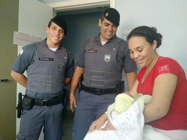 Policiais Militares ajudam no parto de mulher desmaiada dentro de carro em Guarapari