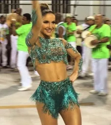 Claudia Leitte alfineta indústria do Axé: "Não pensa no Carnaval a longo prazo"