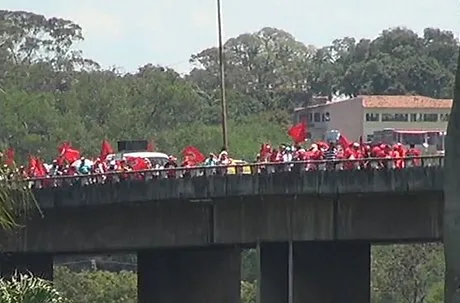 Integrantes do MST realizam protesto em Vitória