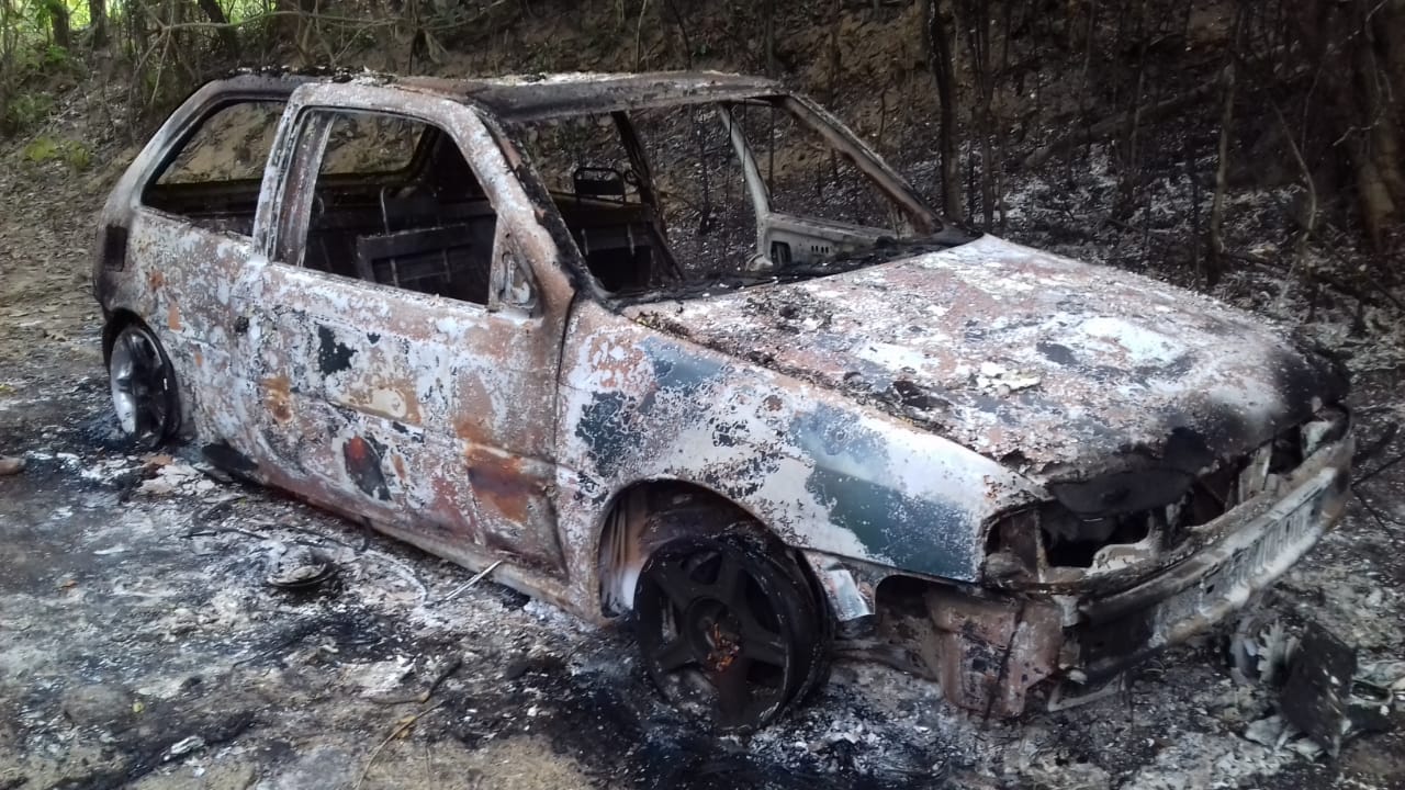 PM encontra corpo dentro de carro carbonizado em Vila Velha