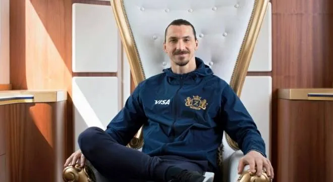 Ibrahimovic chega a Milão para fazer exames médicos e assinar contrato com Milan