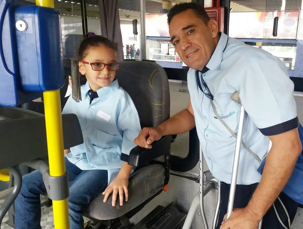 Capixaba de 10 anos ganha surpresa e realiza sonho de ser cobradora de ônibus