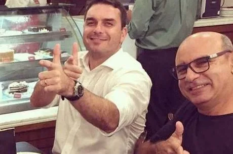 Fabrício Queiroz, ex-assessor de Flávio Bolsonaro, é preso em Atibaia