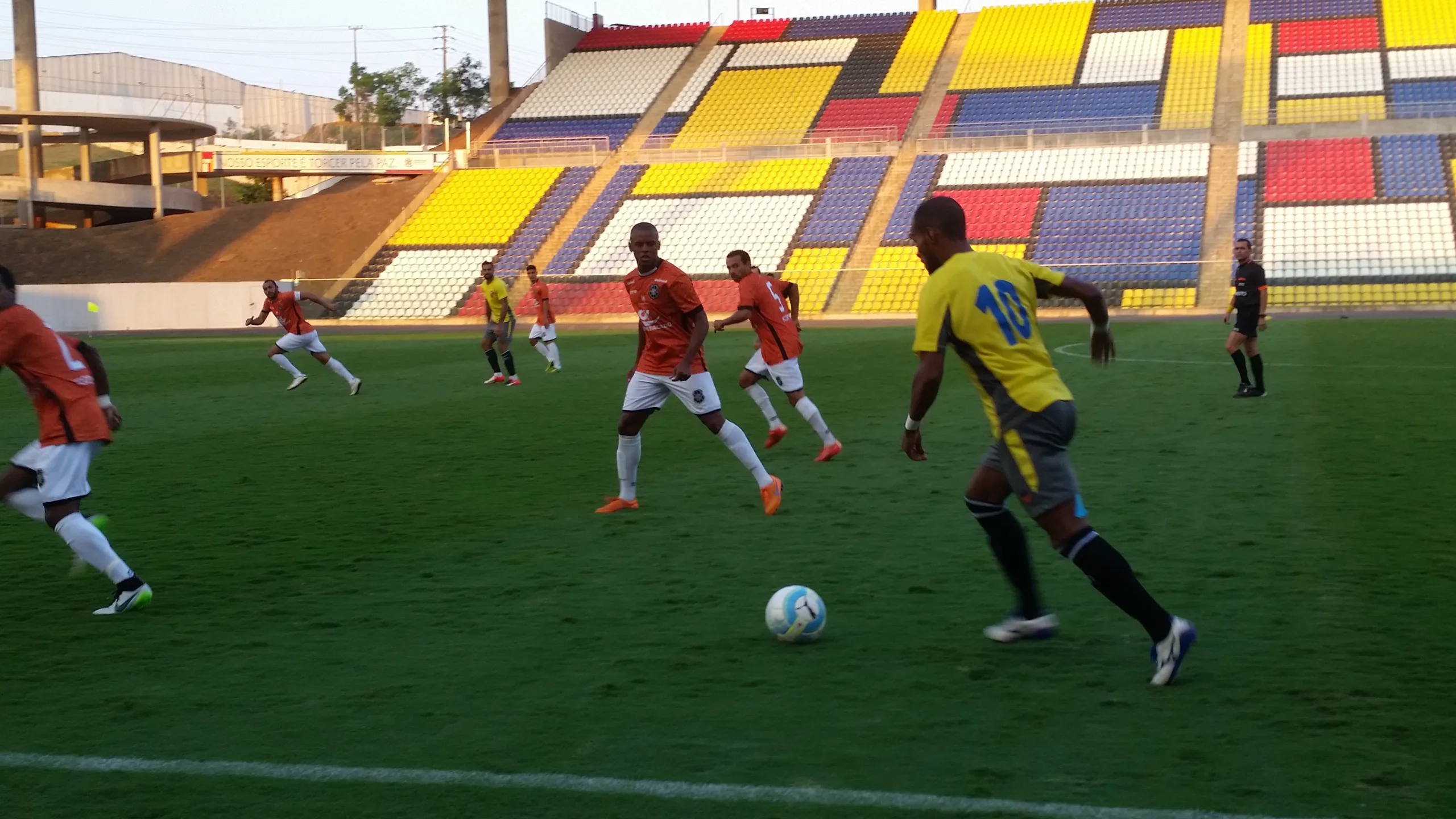 Time de Zico leva troféu após empate com Rio Branco no Kleber Andrade