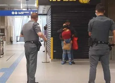 Após duas horas, polícia encerra sequestro em estação do Metrô de SP