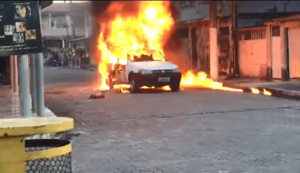 Carro do fumacê pega fogo em Jardim Marilândia, Vila Velha. Veja vídeo!