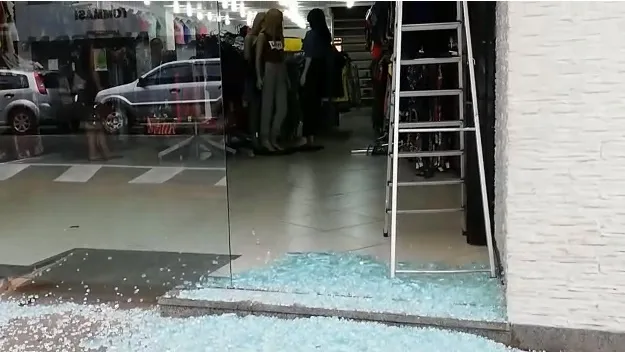 Bandidos usam pedaço de madeira para arrombar loja de roupas no Centro de Vitória