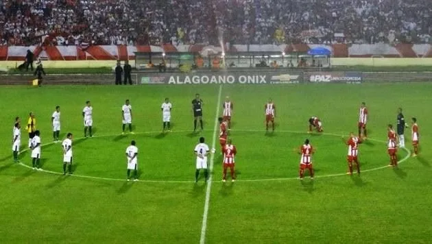 Uma imagem que ficará marcada na história do futebol alagoano