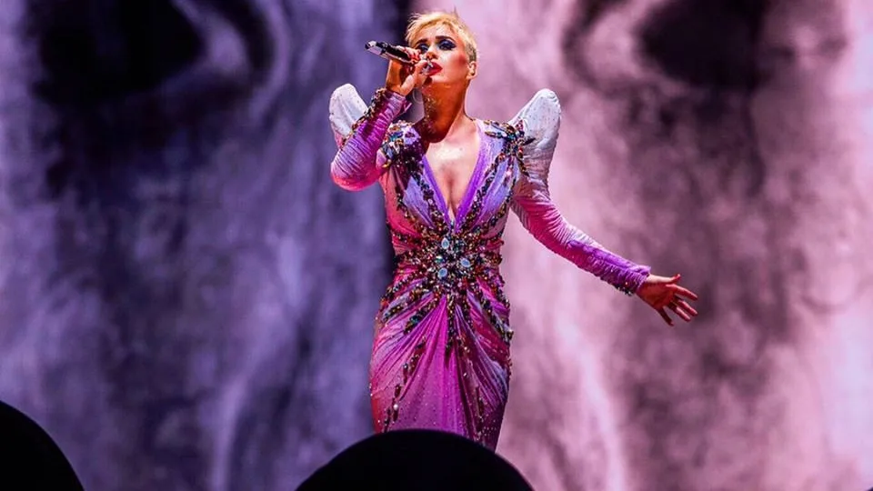 Katy Perry usa vestido com mais de 30 mil cristais em turnê Witness!