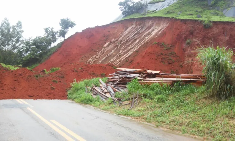 Chuva em Muniz Freire deixa um morto e 40 pessoas ficam desabrigadas