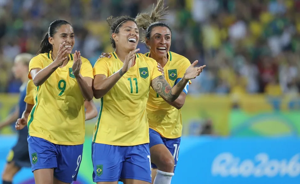 Após goleada, seleção feminina exibe preocupação com lesão de Cristiane