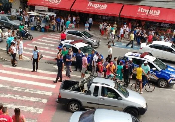 Homem é agredido pela população após tentar assaltar mulher no centro de Cachoeiro